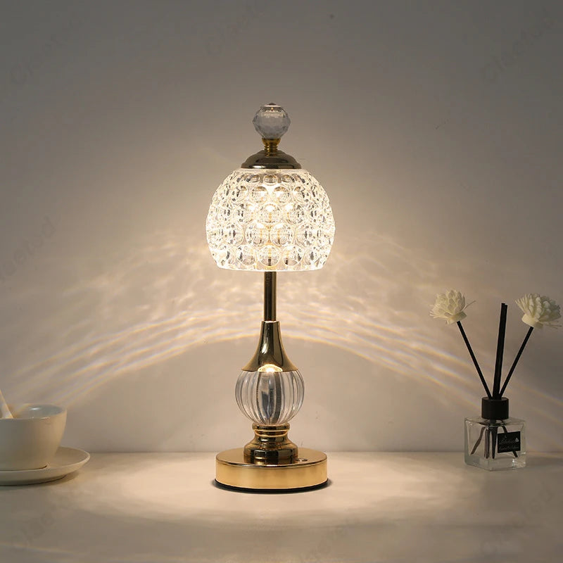 Lampe de chevet style nordique rétro allumée dans une chambre