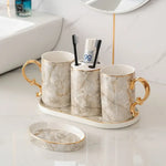 ensemble vaisselle salle bain marbre blanc gris or classique tasses poignées dorées porte brosse
