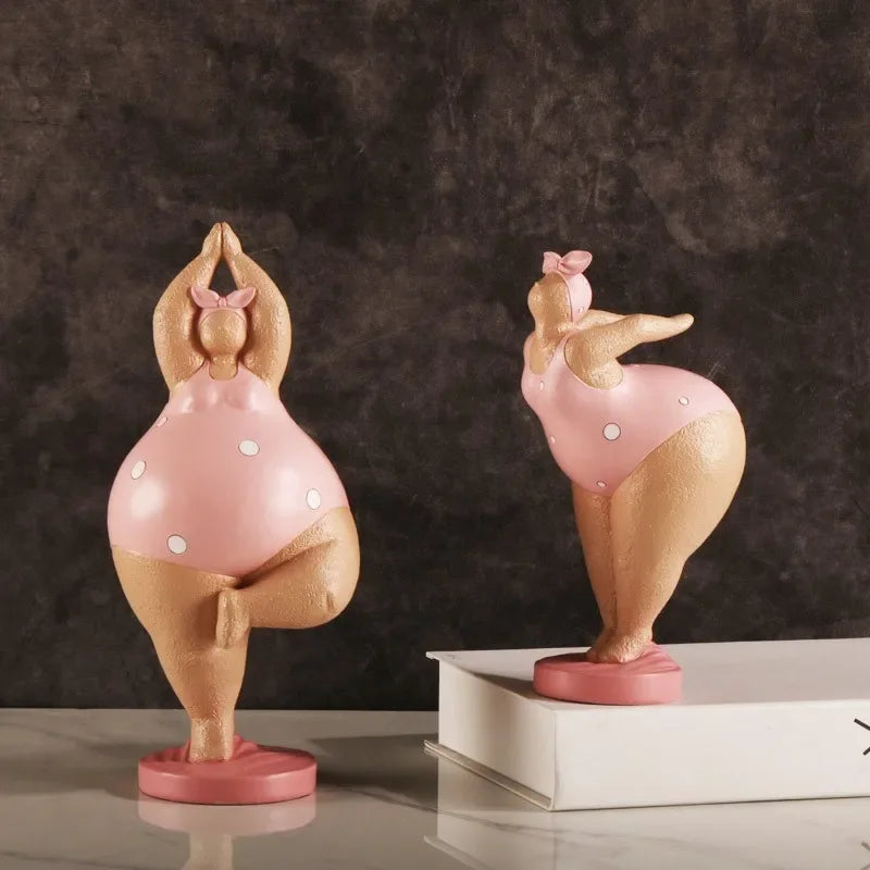 statues yoga contemporaines humoristiques résine rose beige points blancs texture mat opaques