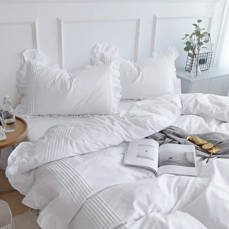 Parure de lit en coton et lin blanc avec volants sur un lit