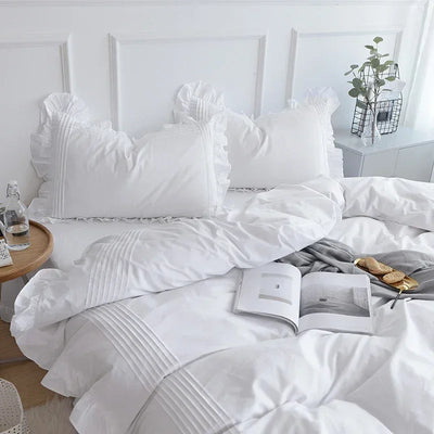 Parure de lit en coton et lin blanc avec volants sur un lit