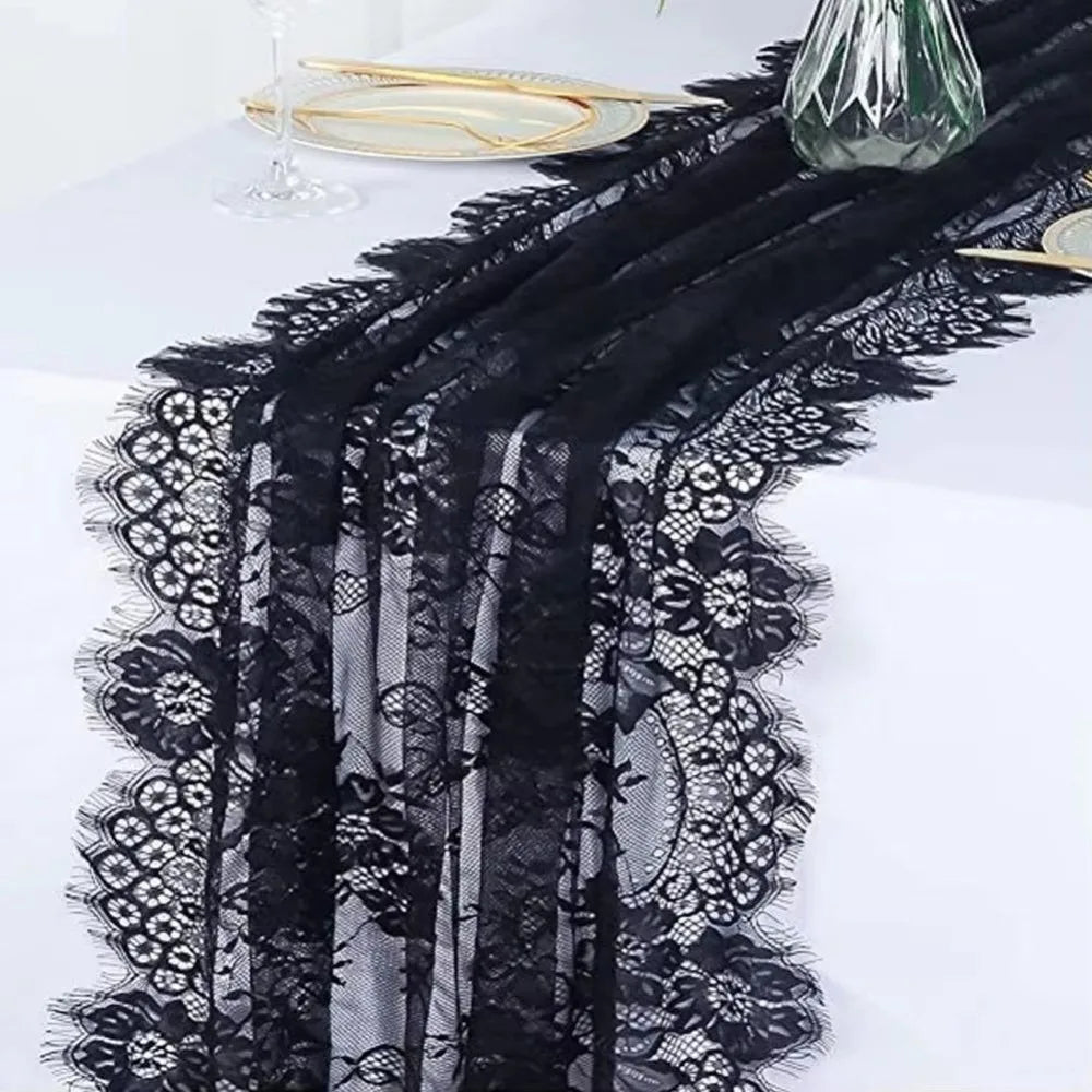 nappe dentelle florale motif blanc transparent mariage romantique décoration table assiettes verres bougies