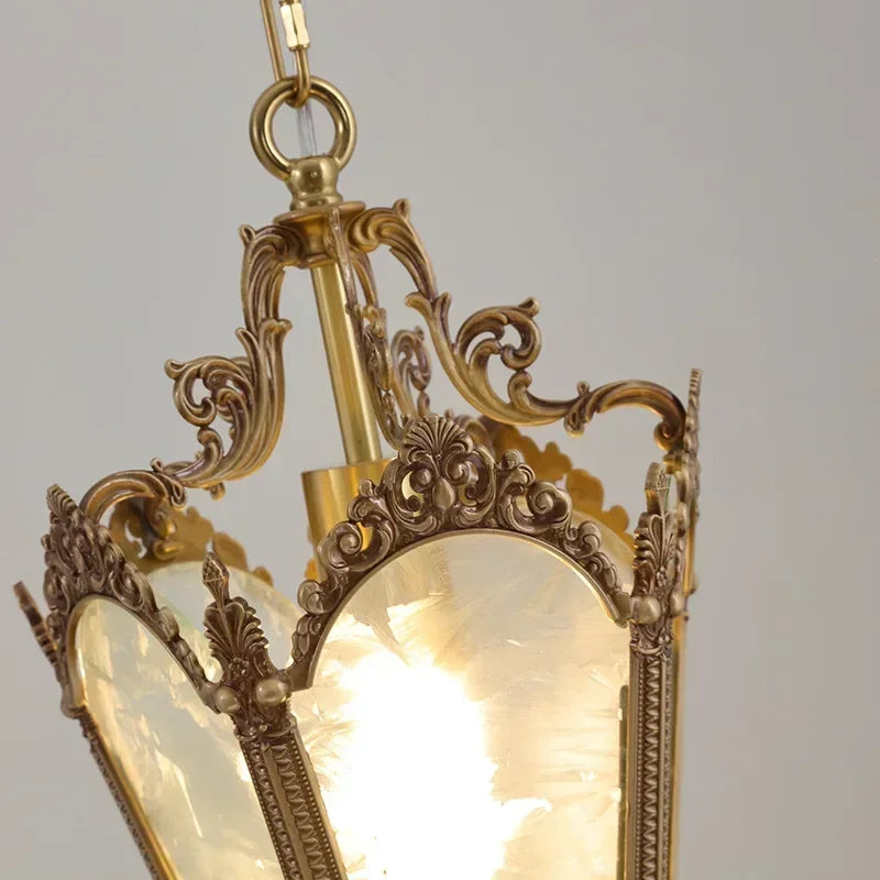 lampe suspendue or blanc translucide verre taillé ornements dorés classique baroque chaîne métallique
