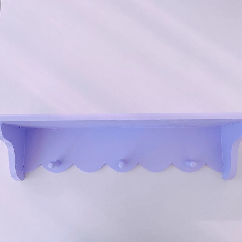 Porte-manteau mural en bois avec dentelle délicate style cœur fille installé dans une chambre
