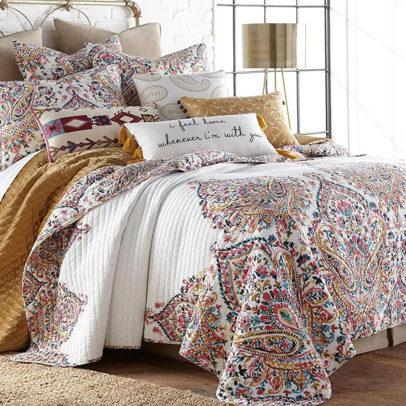 Couvre-lit boho jaune sur lit double