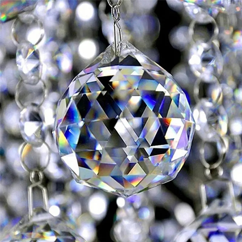 boule cristal transparente facettes géométriques moderne élégante anneau métallique suspension décoration intérieure très transparente