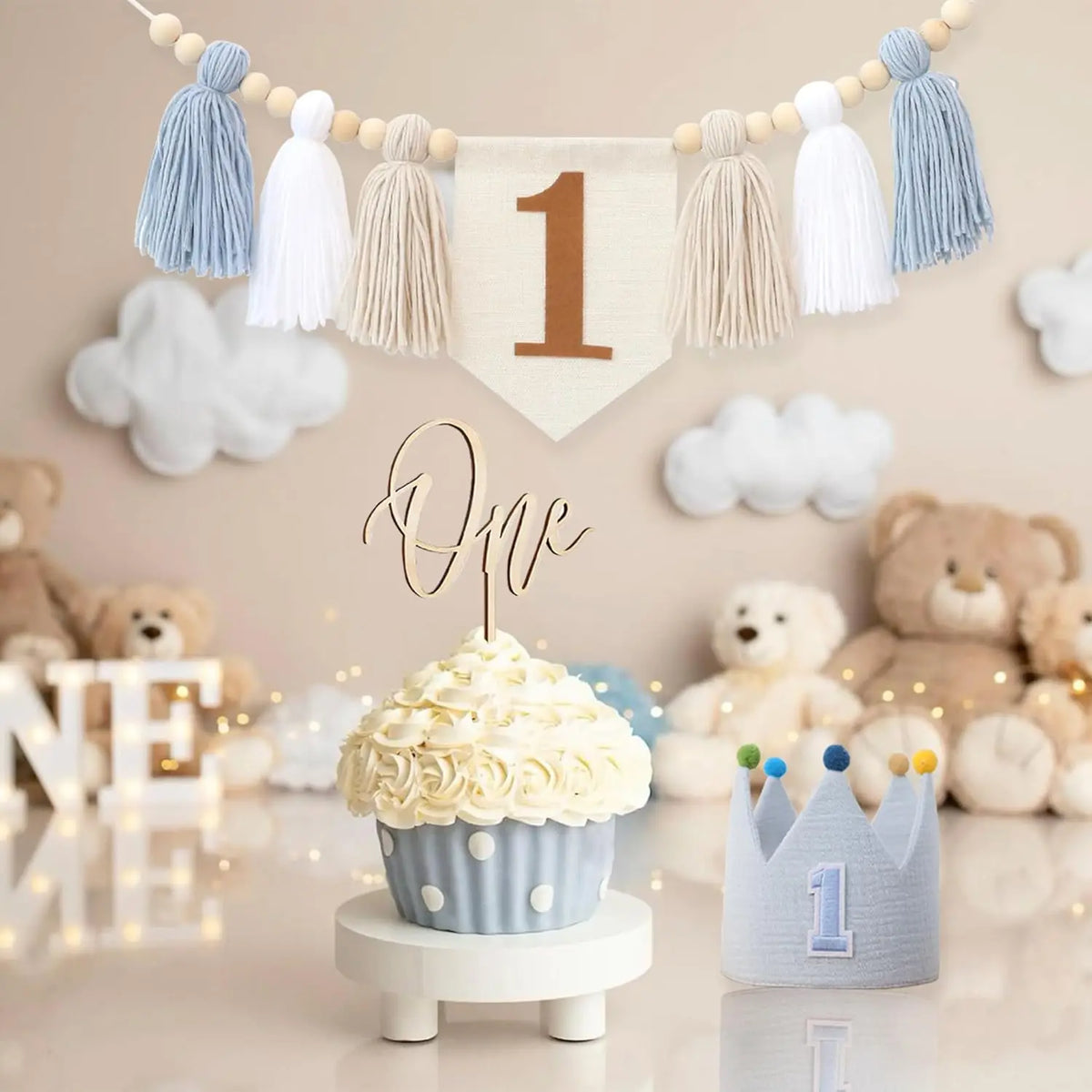 décoration anniversaire bébé couronne guirlande bannière chiffre pompons tissu bleu clair enfantin boho