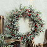 Couronne de Noël pomme de pin décorant un mur intérieur