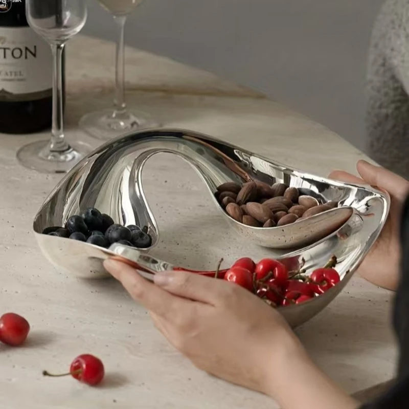assiette compartimentée acier inoxydable moderne brillant poli noix cerises myrtilles chocolats bonbons