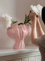 vase moderne porcelaine rose pâle ondulé décoration maison salon arrangement floral