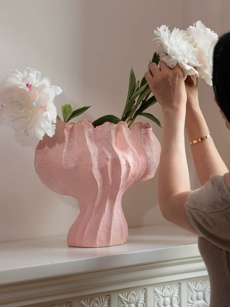 vase moderne porcelaine rose pâle ondulé décoration maison salon arrangement floral