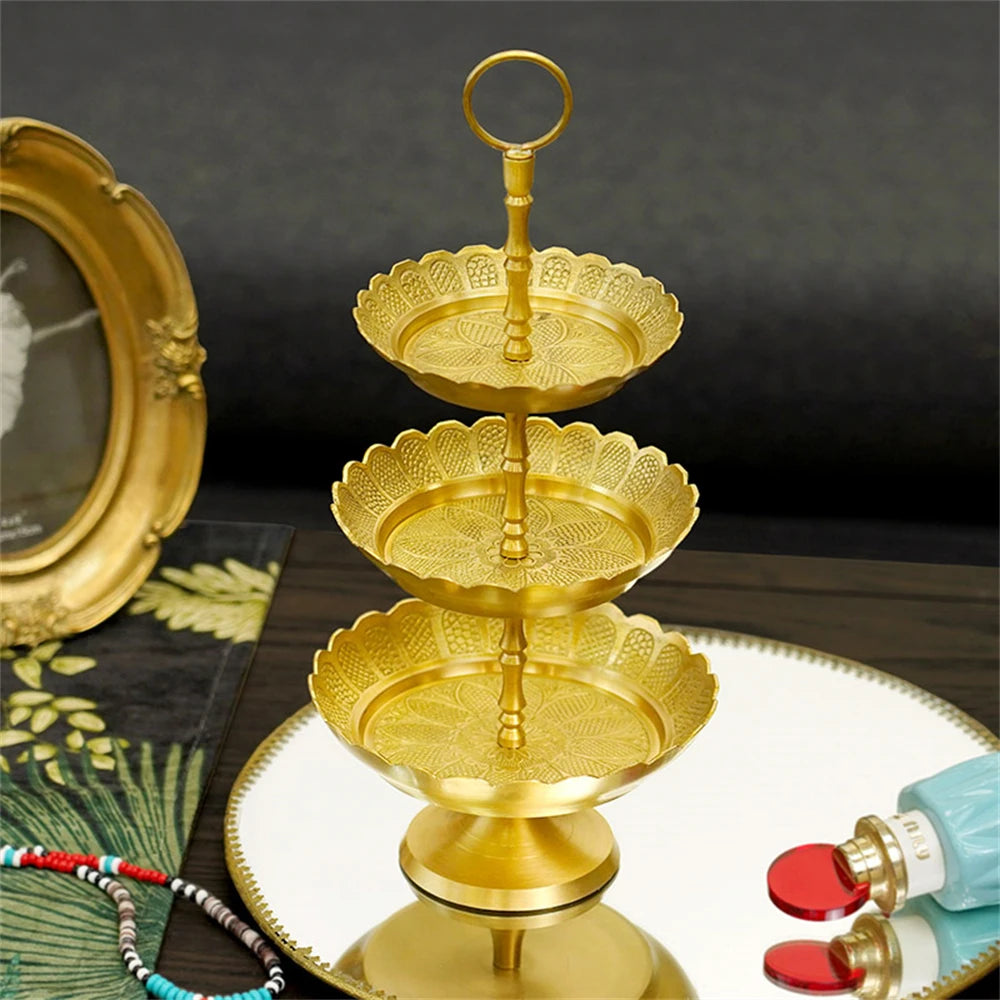 Élégante étagère à gâteaux dorée avec motifs floraux, un accessoire décoratif luxueux pour sublimer toutes présentations de desserts ou d'appéritifs.
