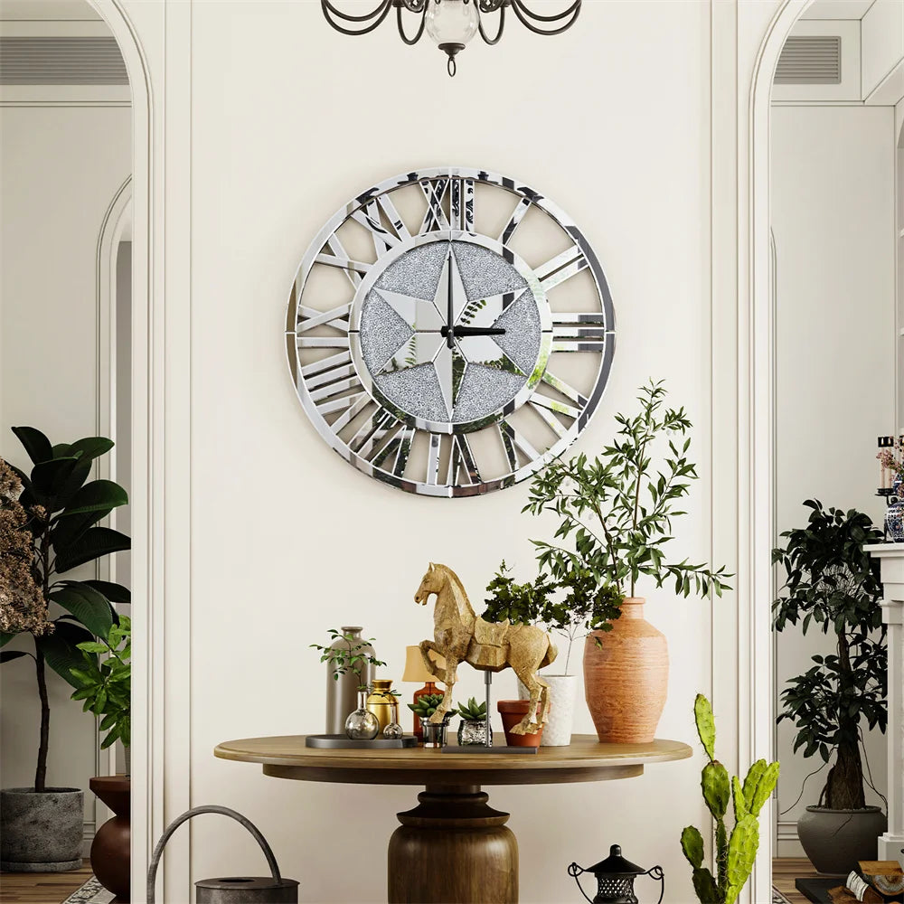 Une grande horloge murale élégante avec des chiffres romains, posée sur un support en bois rond, décore un bel intérieur avec des plantes vertes et des objets décoratifs.