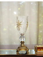 Vase décoratif blanc sur table à manger