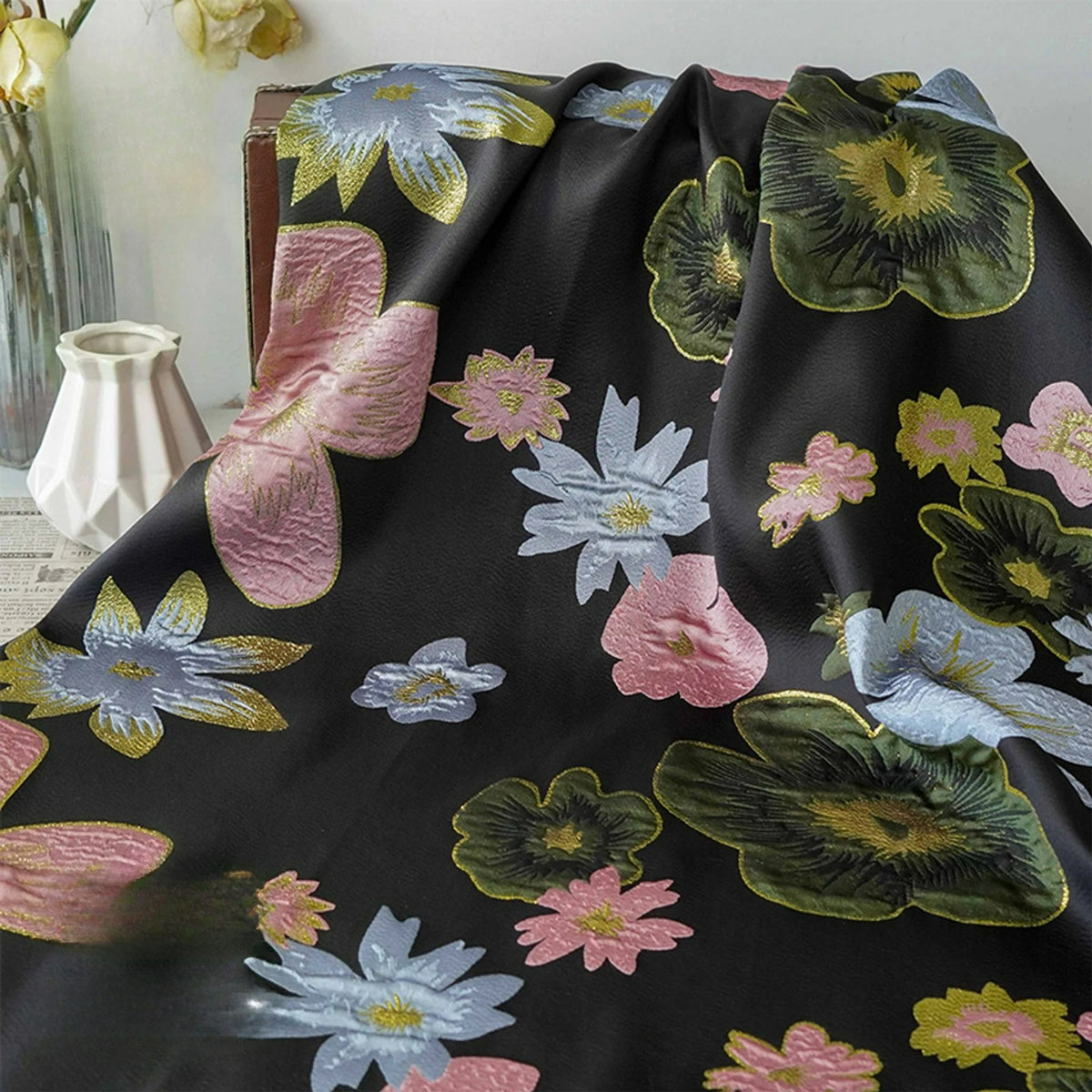 écharpe brodée motifs fleurs relief couleurs noir rose bleu vert élégant boucle dorée tissu