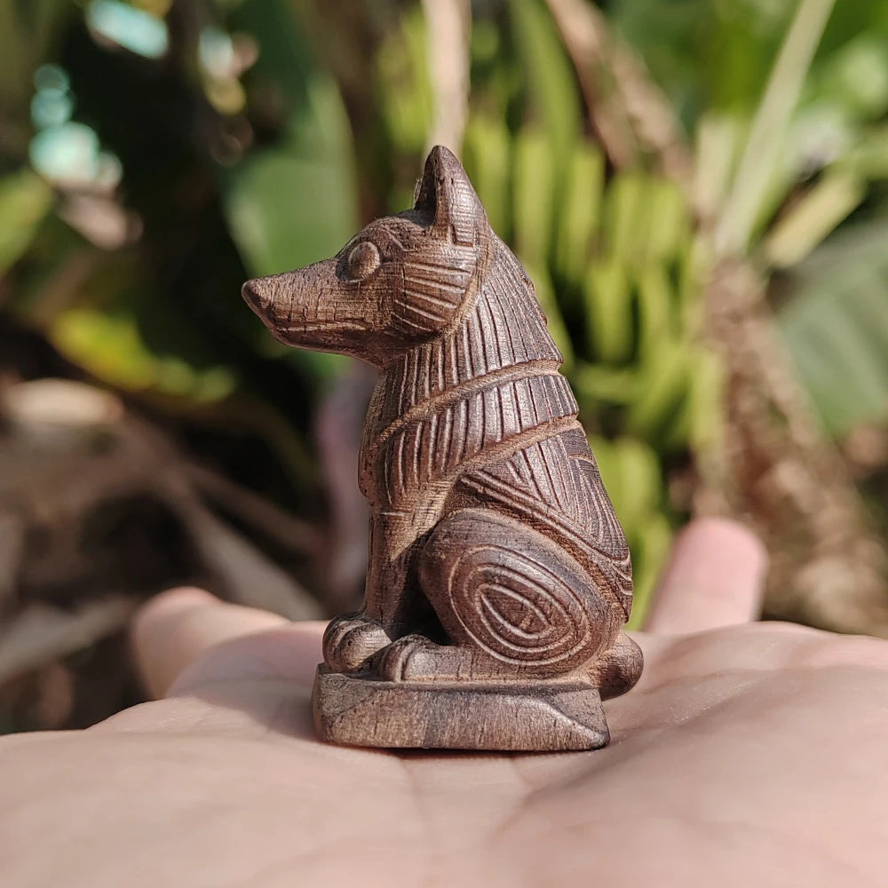 statuette bois loup gravure art traditionnel décoration maison anniversaire pendaison crémaillère cadeau