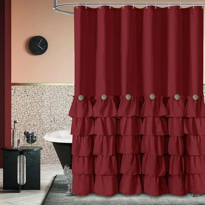 Rideau de douche bordeaux élégant dans une salle de bain bien aménagée avec des installations de plomberie modernes, une fenêtre habillée d'un traitement de fenêtre complémentaire, et des plantes d'intérieur ajoutant une touche de fraîcheur à l'espace. Ce rideau, un élément clé du design intérieur, met en valeur l'ambiance générale de la pièce et ajoute une note de couleur chaleureuse à l'ensemble de la décoration.