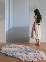 tapis ovale rose motifs floraux texture poilue decoratif maison chambre salon
