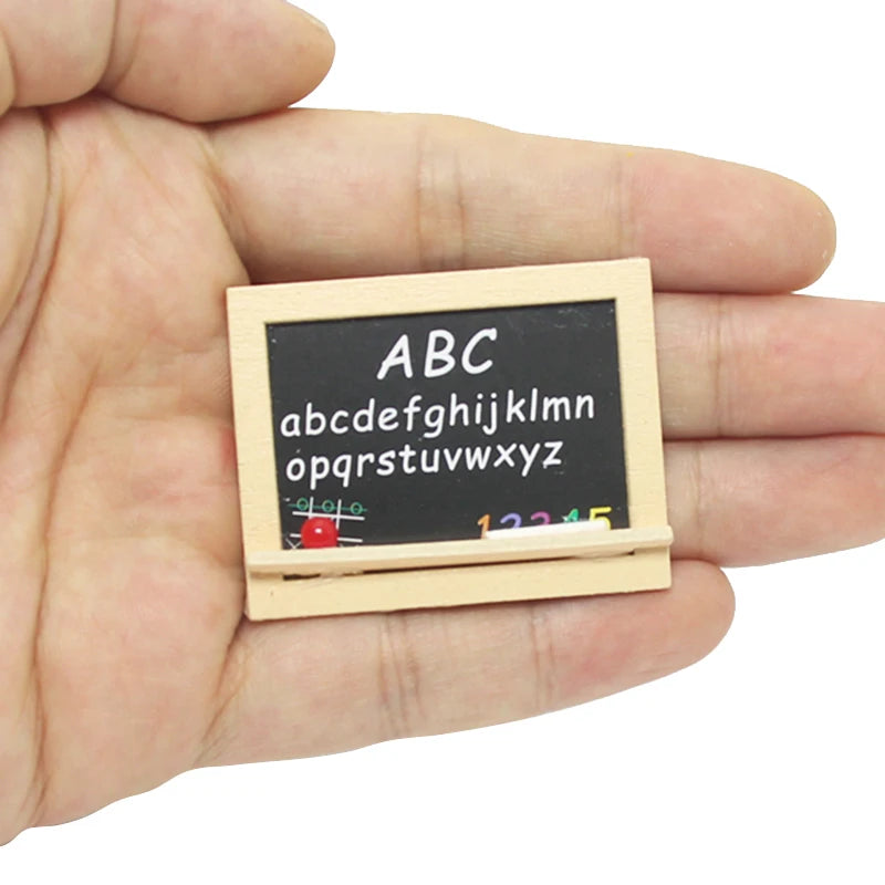 miniatures chevalet ardoise noire palette peinture livre scolaire décoratif bois texturée