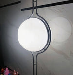 Lampadaire médiéval moderne éclairant un coin lecture