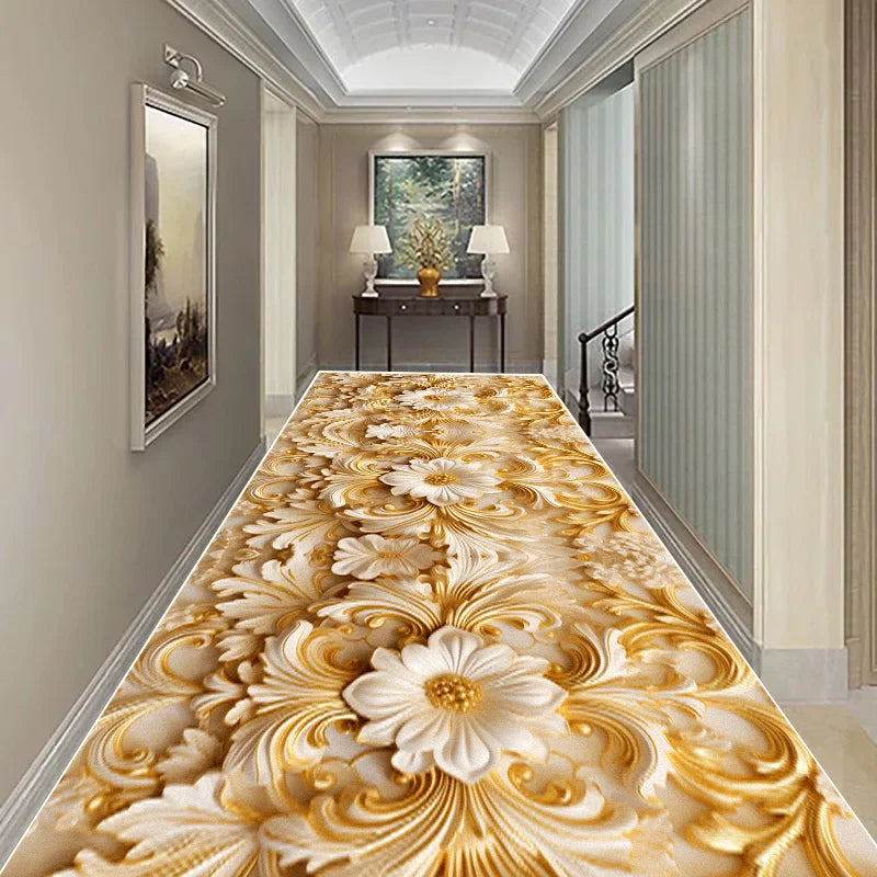 Élégant tapis de couloir décoré de fleurs ornementales dorées sur fond clair, créant une atmosphère chaleureuse et luxueuse dans ce passage.