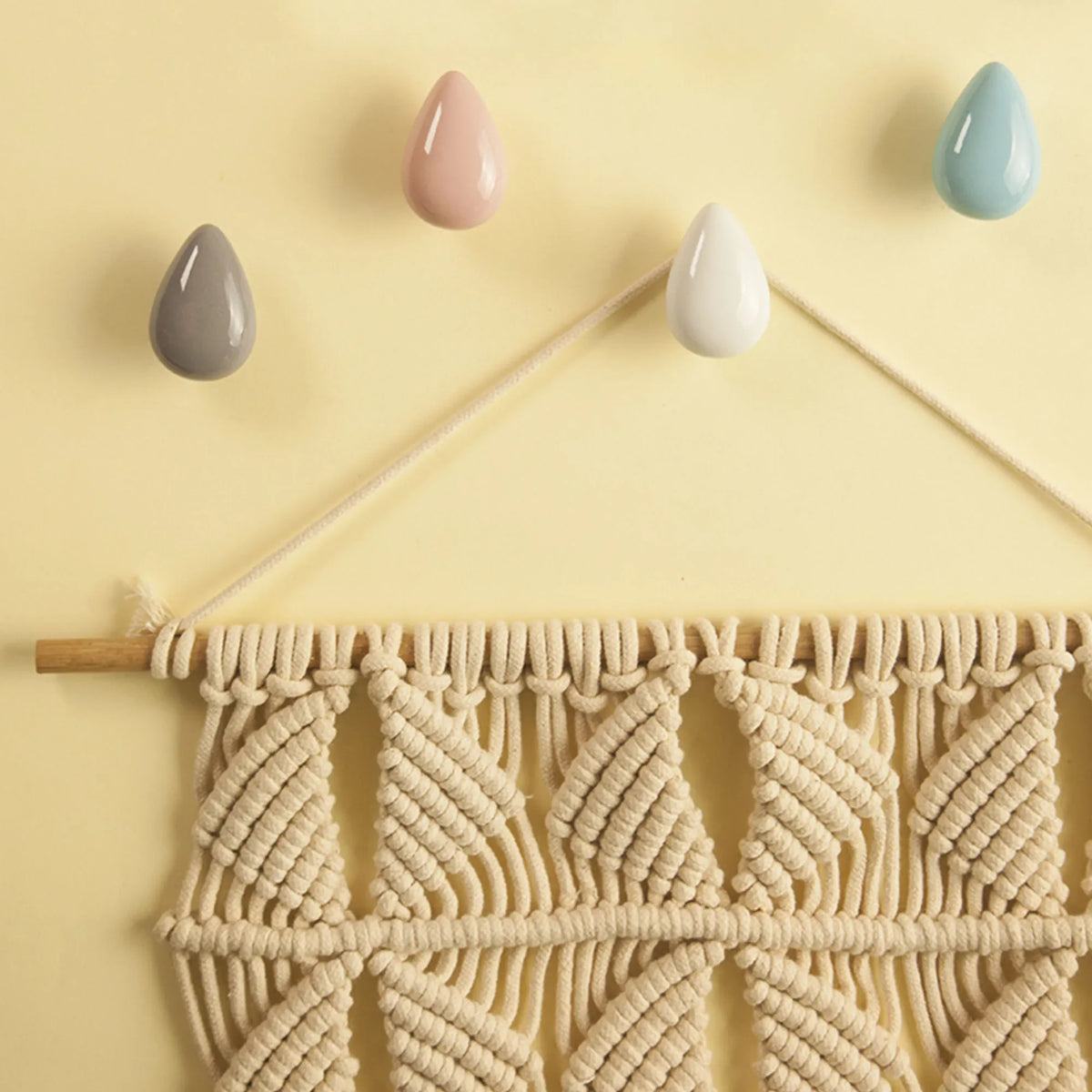 pinces linge modernes formes gouttes couleurs blanches grises roses jaunes bleues brillantes