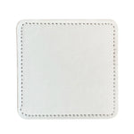 Sous-verre en cuir blanc avec couture décorative sur les bords.