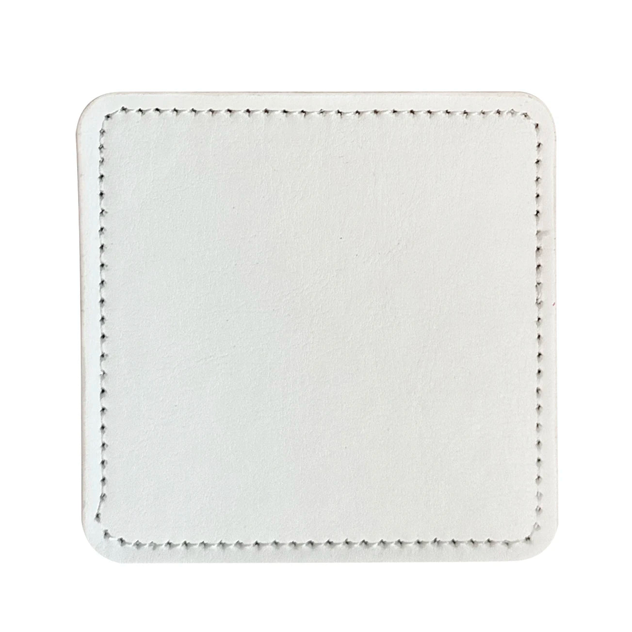 Sous-verre en cuir blanc avec couture décorative sur les bords.