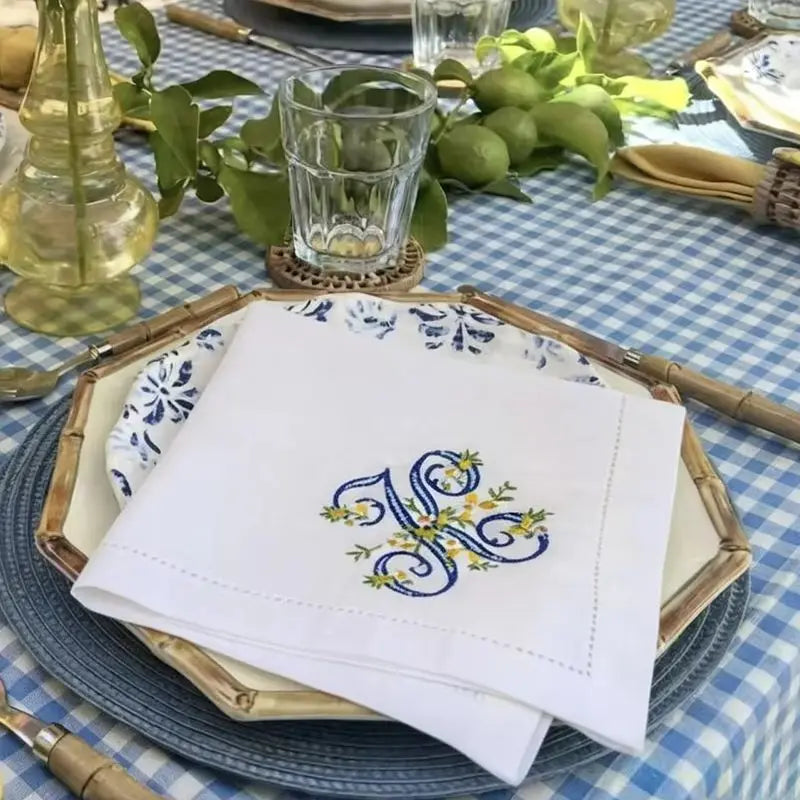 serviette table lin blanc broderie fleurs bleues jaunes décoration mariage