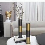 vase decoratif moderne noir doré geometrique arrangement fleurs table minimalistebranches feuilles rougeOpaque matelasse
