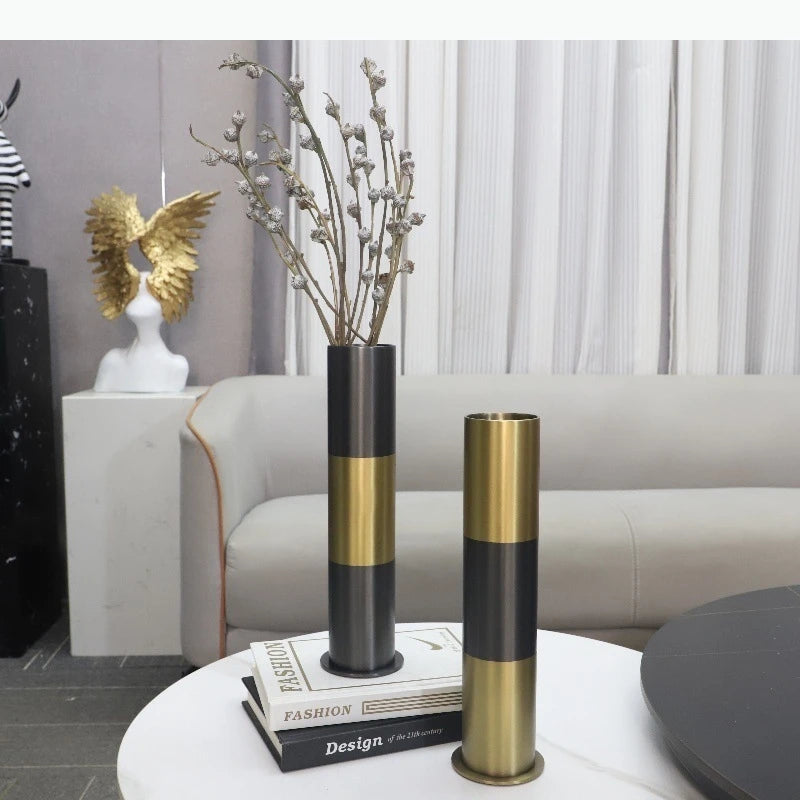 vase decoratif moderne noir doré geometrique arrangement fleurs table minimalistebranches feuilles rougeOpaque matelasse