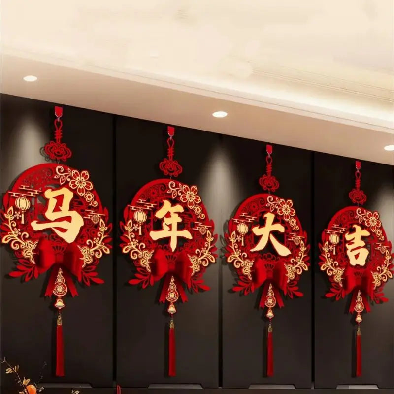 décoration murale rouge artisanale ornements floraux nœuds décoratifs papier découpé lettres dorées pompons festive