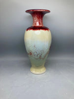 Vase de céramique en grès avec un motif bicolore rouge et blanc cassé.