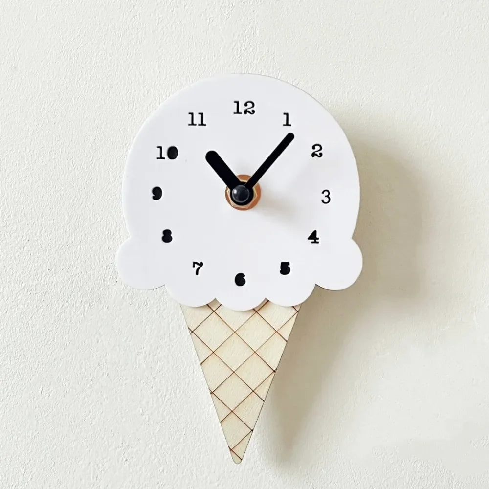 horloge murale forme glace rose blanc marron chiffres noirs deco enfantine originale