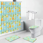Tapis et rideau de douche pour salle de bain avec motif tropical, comprenant des ananas colorés et des cocktails exotiques sur fond bleu. Idéal pour apporter une touche amusante et rafraîchissante à votre espace de bain. Ensemble coordonné offrant une ambiance estivale et joyeuse.