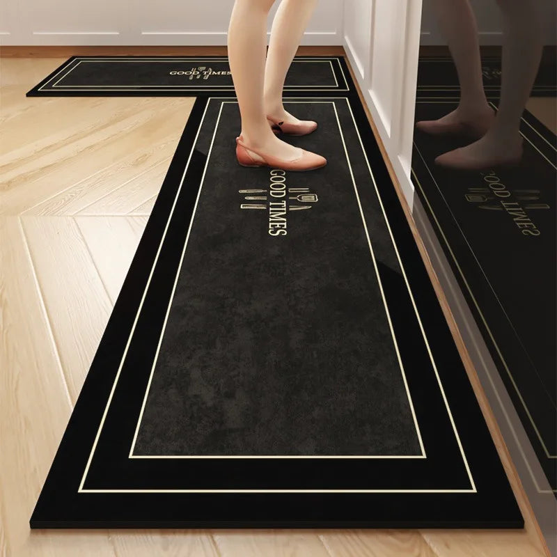 Tapis noir et doré avec lignes géométriques, sur un parquet clair, avec des pieds de femme au premier plan.