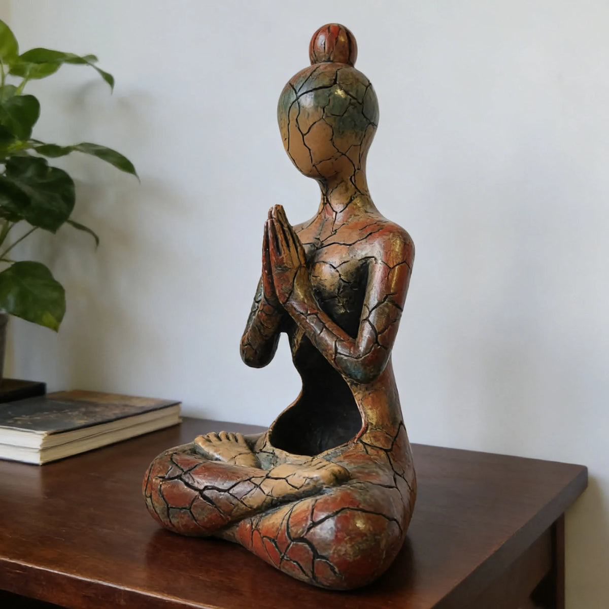 statue méditative résine bouddhiste marron orange vert zen spiritualité décoration intérieure chambre salon