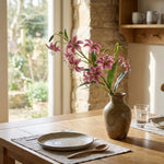 décoration intérieure moderne bouquet fleurs artificielles violet rose blanc jaune vase rectangulaire