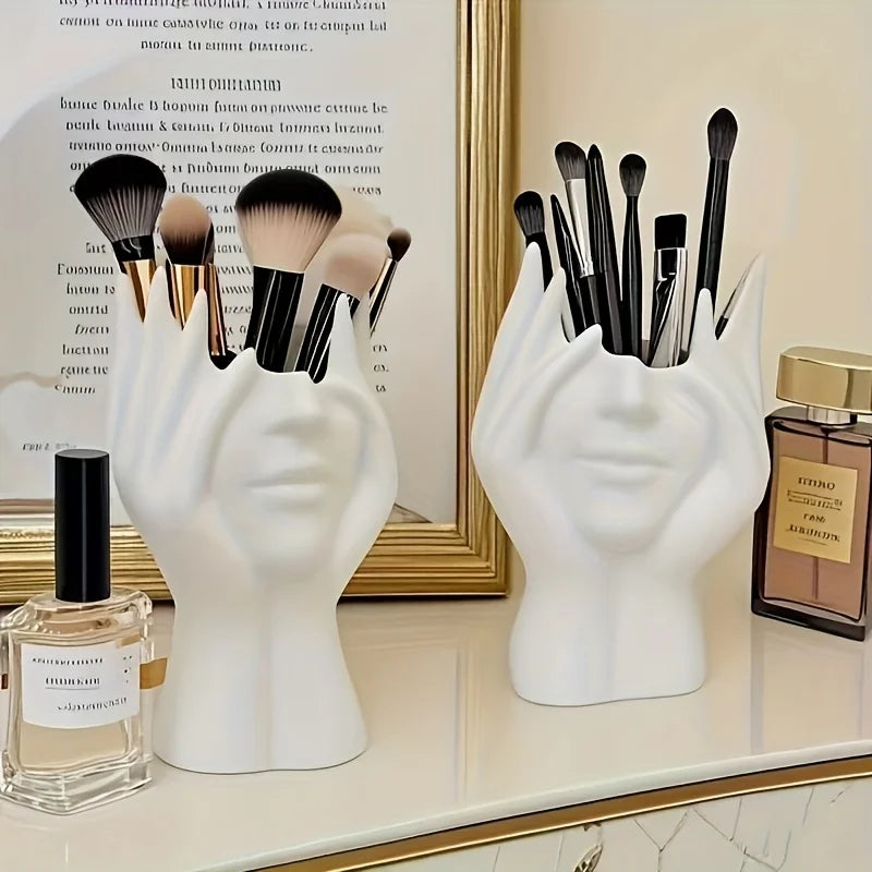 support pinceaux maquillage visage stylisé mains blanc moderne artistique arrangement beauté