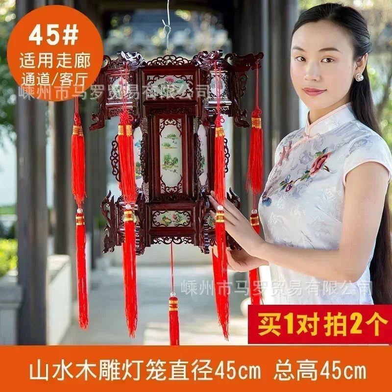 lanterne traditionnelle chinoise bois sculpté rouge décorative pompon fête mariage jardin