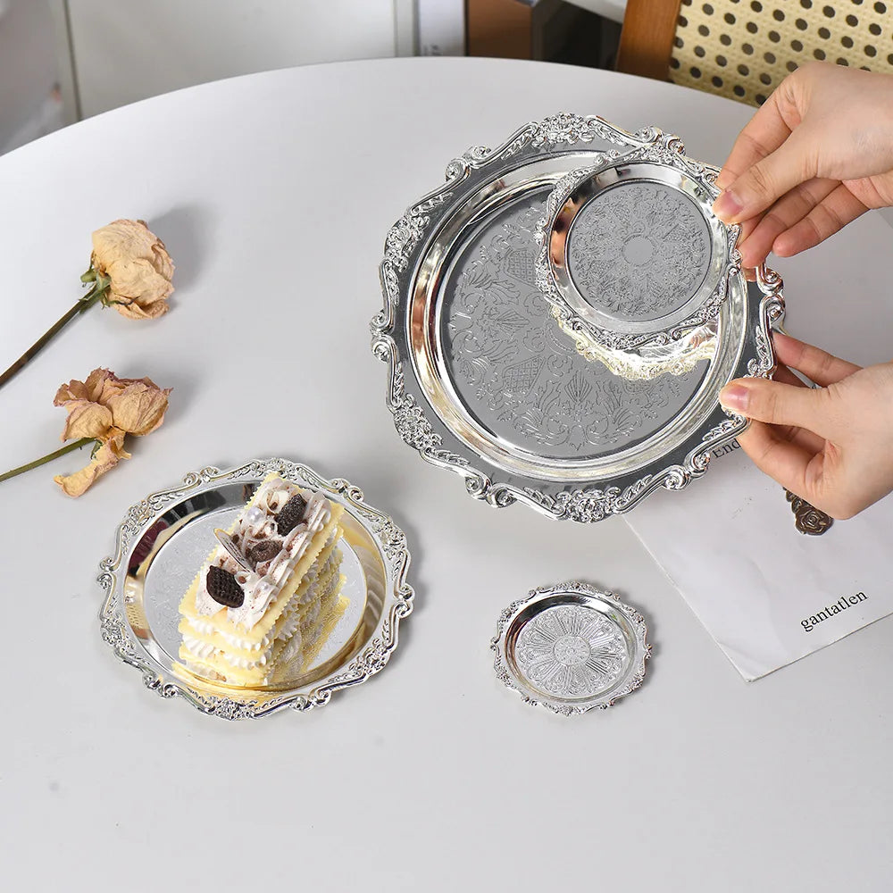 assiettes vintage ornées argent or motifs floraux classiques desserts rangement décoration table
