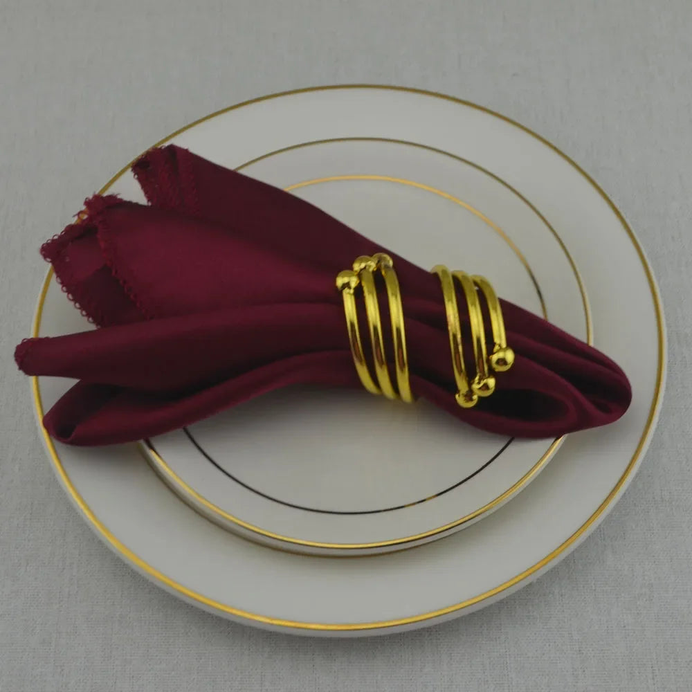 serviette table satin anneau doré mariage décoration table repas classique