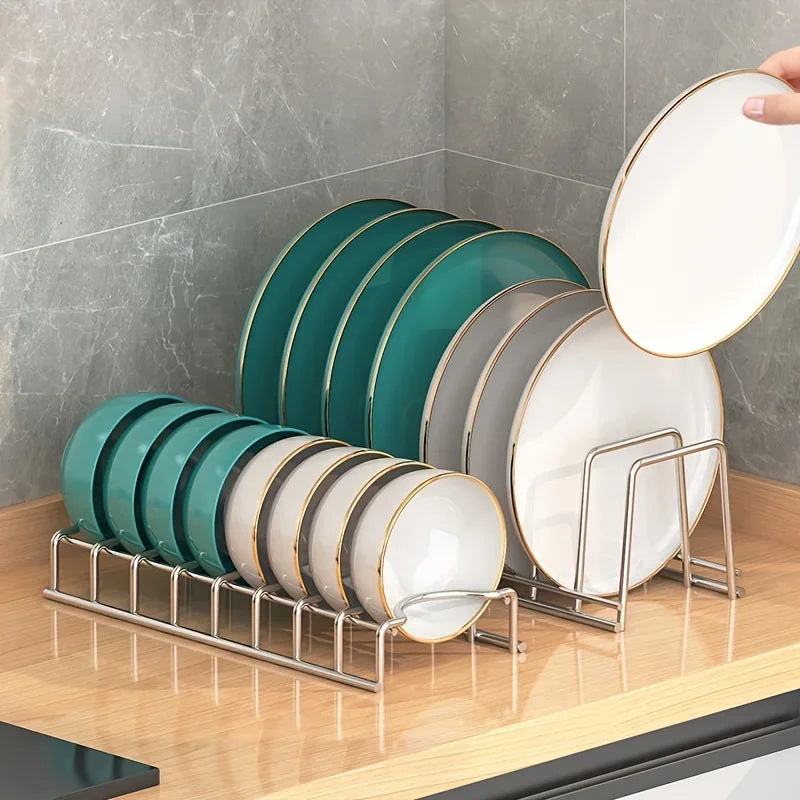 rangement vaisselle moderne assiettes bols planche découpe herbes aromatiques bouteille liquide assiettes argenté vert
