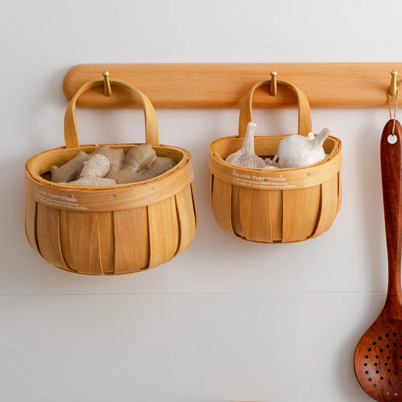 panier rangement bois tissé jaune clair clips traditionnel cuisine petits légumes porte mur suspendu