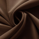 Gros plan sur le tissu marron épais et souple du rideau extérieur, mettant en avant sa texture.