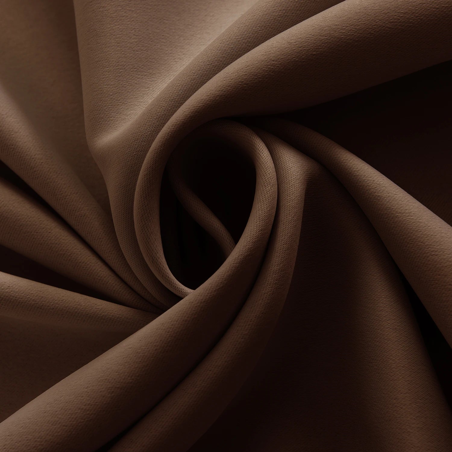 Gros plan sur le tissu marron épais et souple du rideau extérieur, mettant en avant sa texture.