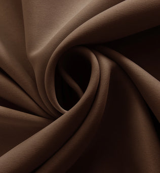 Gros plan sur le tissu marron épais et souple du rideau extérieur, mettant en avant sa texture.