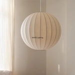 suspension lumineuse soie blanc crème forme sphérique motif rayé minimaliste lumière led chambre étude