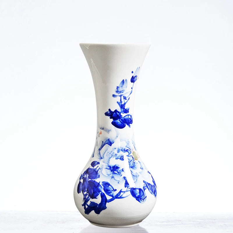 Vase décoratif en porcelaine blanche avec un motif de fleurs bleu foncé élégant.