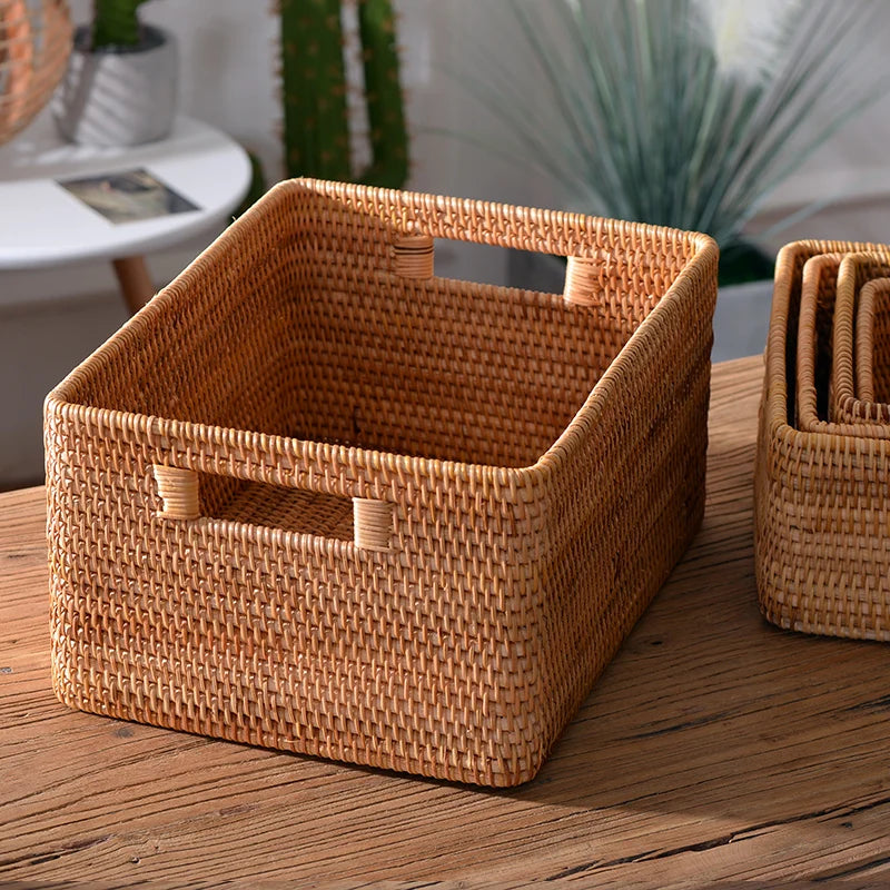 panier tressé rotin marron clair rustique poignées serviette blanche rangement cuisine pique nique fruits
